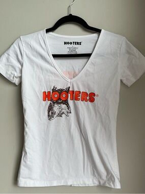 Hooters White Graphic Tee Women’s Small Back Logo “Makes You Happy” Y2K Baby Tee